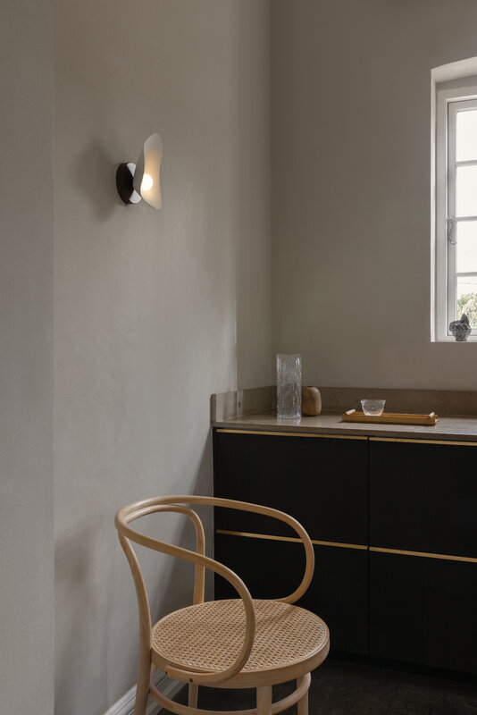 Nuura Florii 1 wall lamp, dark bronze - white, decoration image