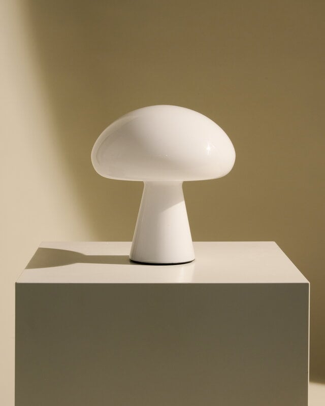 GUBI Obello portable table lamp, pearl white, decoration image