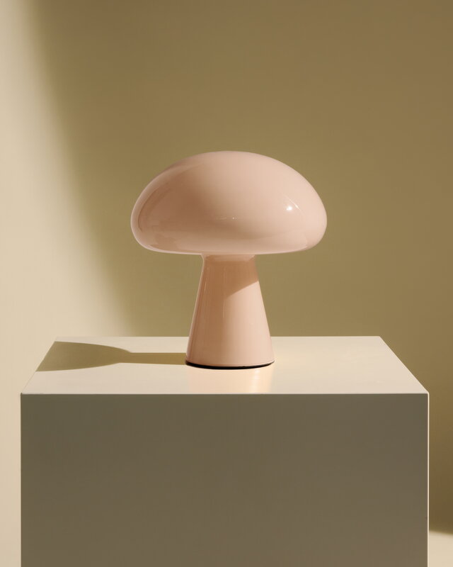 GUBI Obello portable table lamp, powder pink, decoration image