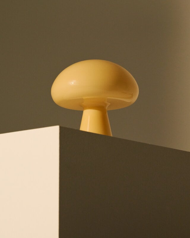 GUBI Obello lámpara de mesa portátil, amarillo suave, imagen de decoración