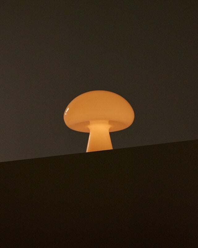 GUBI Obello lámpara de mesa portátil, amarillo suave, imagen de decoración