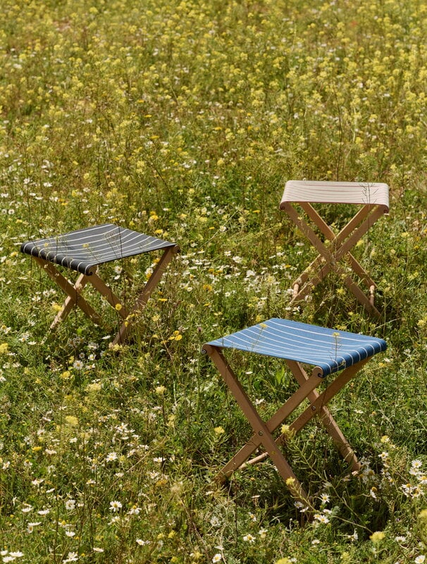 HAY Outdoor Market taittojakkara, musta - beige raita, sisustuskuva