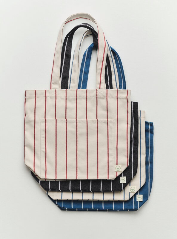 HAY Outdoor Market tote bag, beige - striscia rossa, immagine decorativa