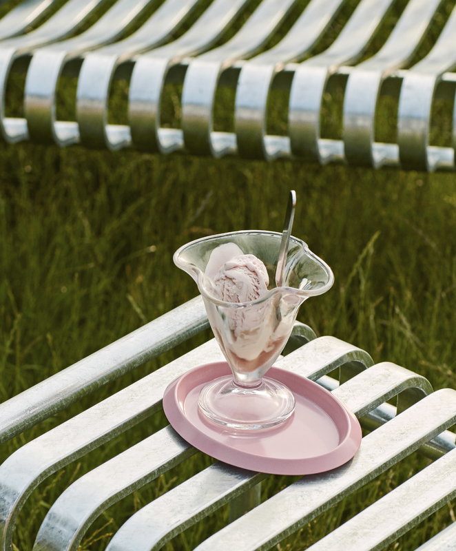 https://media.fds.fi/decor_image/800/Palissade-Stool-Hot-Galvanised_Ellipse-Tray-xs-pink_Palissade-Lounge-Sofa-Hot-Galvanised_Dessert-Glass.jpg