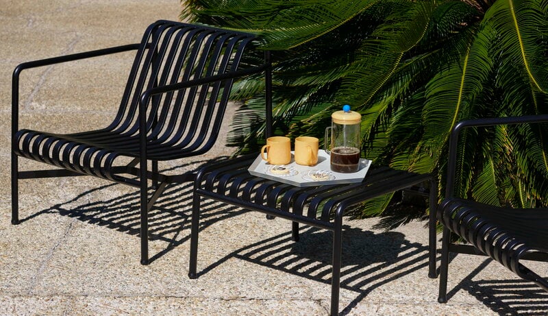 https://media.fds.fi/decor_image/800/Palissade_Lounge_Chair_Low_anthracite_Palissade_Ottoman_anthracite_French_Press_Brewer_clear_Borosilicate_Mug_jade_yellow.jpg