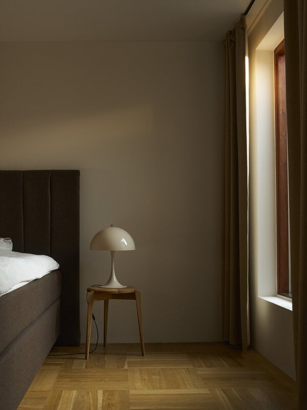 Louis Poulsen Panthella 320 table lamp, opal beige, decoration image