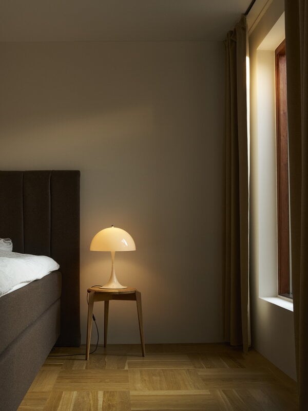 Louis Poulsen Panthella 320 table lamp, opal beige, decoration image