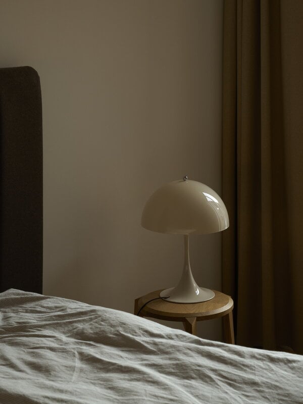 Louis Poulsen Panthella 320 table lamp, opal beige, decoration image