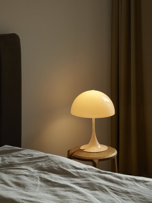 Louis Poulsen Panthella 320 table lamp, opal beige, decoration image