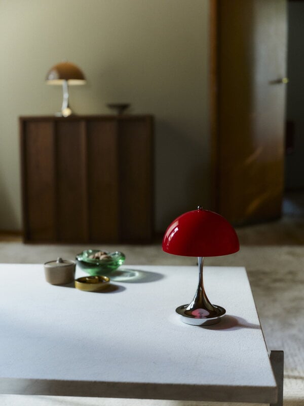 Louis Poulsen Panthella The Originals 160 Portable V3 table lamp, opal red - chrome, decoration image