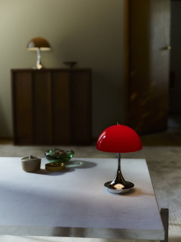 Louis Poulsen Panthella The Originals 160 Portable V3 table lamp, opal red - chrome, decoration image