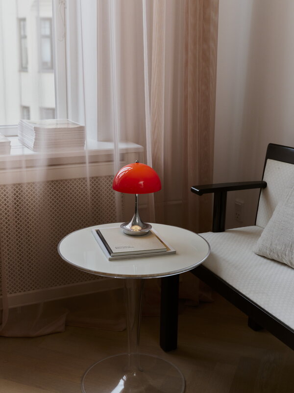 Louis Poulsen Panthella The Originals 160 Portable V3 table lamp, opal red - chrome, decoration image