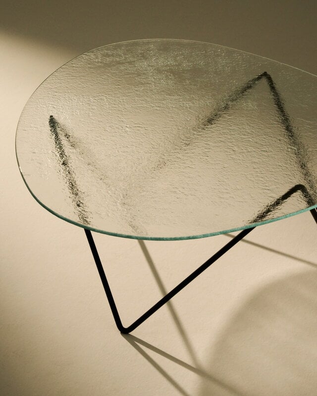 GUBI Pedrera coffee table, black - transparent structured glass, decoration image