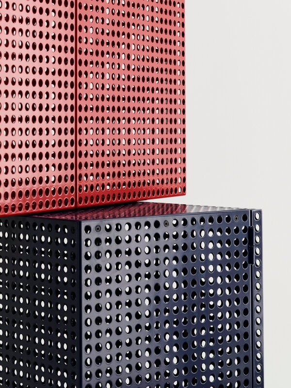 HAY Perforated, väggskåp, litet, stålblå, dekorationsbild