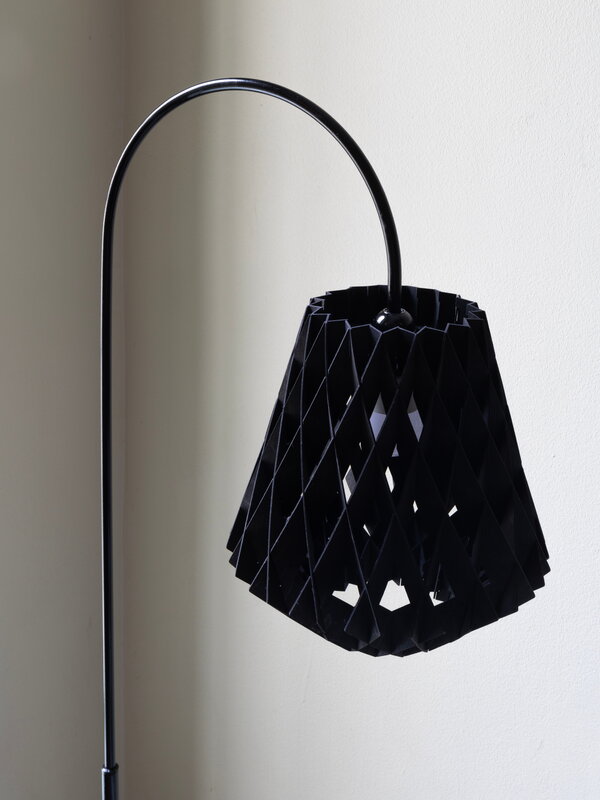 Pilke Lights Pilke Signature 28 lampe de sol, noir, image décorative