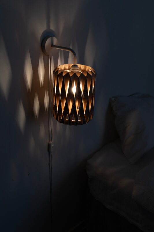 Pilke Lights Pilke Signature 18 varrellinen seinävalaisin, koivu, sisustuskuva
