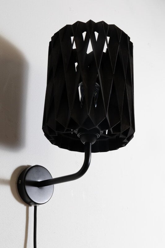 Pilke Lights Pilke Signature 18 varrellinen seinävalaisin, musta, sisustuskuva