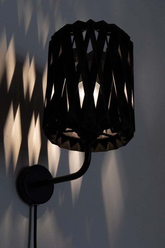 Pilke Lights Pilke Signature 18 varrellinen seinävalaisin, musta, sisustuskuva