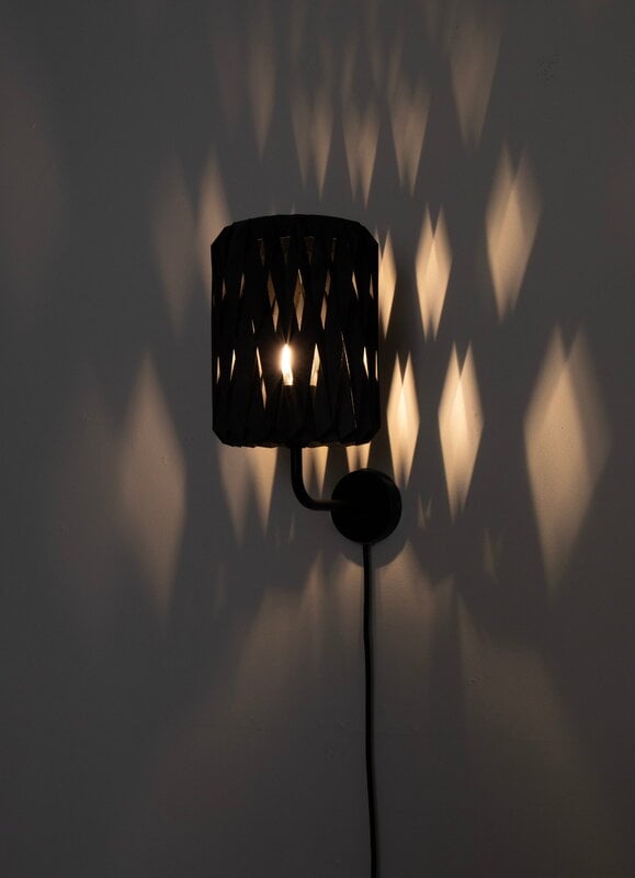 Pilke Lights Pilke Signature 18 varrellinen seinävalaisin, musta, sisustuskuva