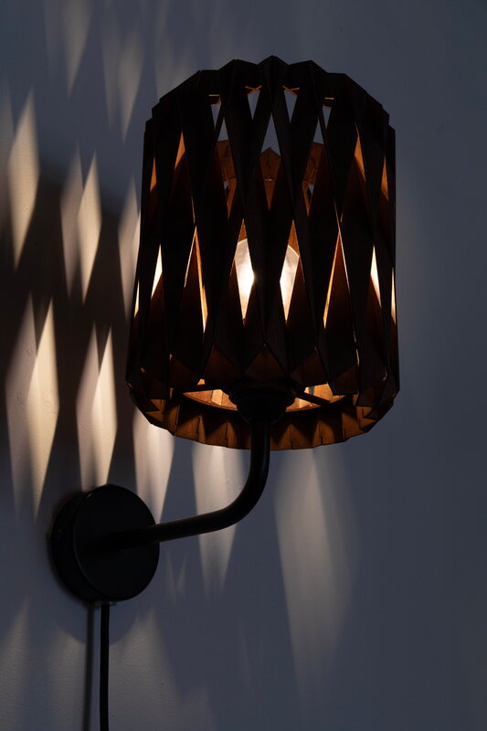 Pilke Lights Pilke Signature 18 varrellinen seinävalaisin, ruskea, sisustuskuva