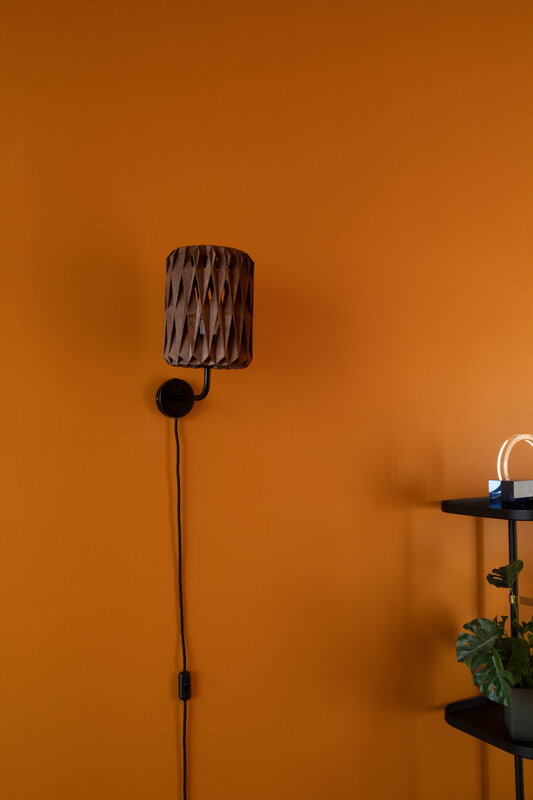 Pilke Lights Pilke Signature 18 varrellinen seinävalaisin, ruskea, sisustuskuva