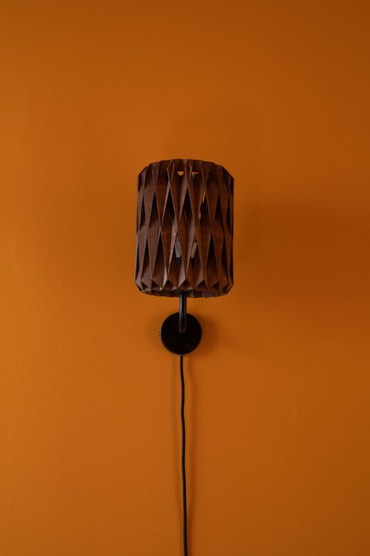 Pilke Lights Pilke Signature 18 varrellinen seinävalaisin, ruskea, sisustuskuva