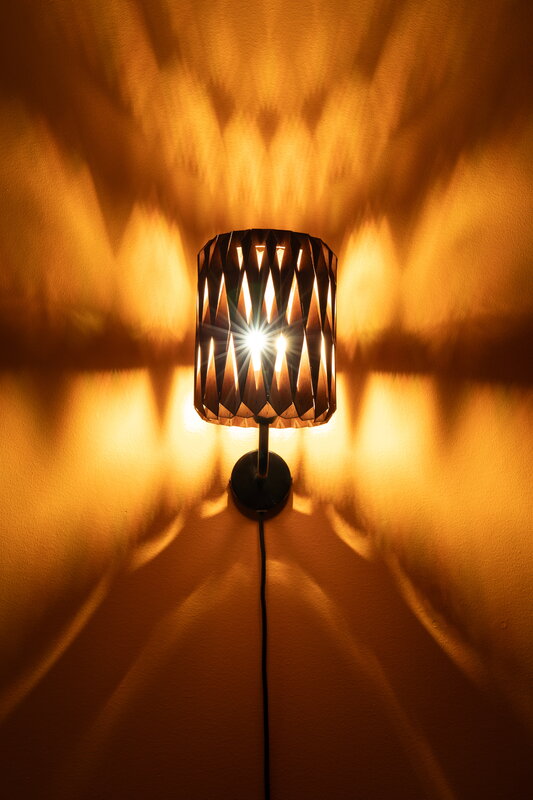 Pilke Lights Pilke Signature 18 varrellinen seinävalaisin, ruskea, sisustuskuva