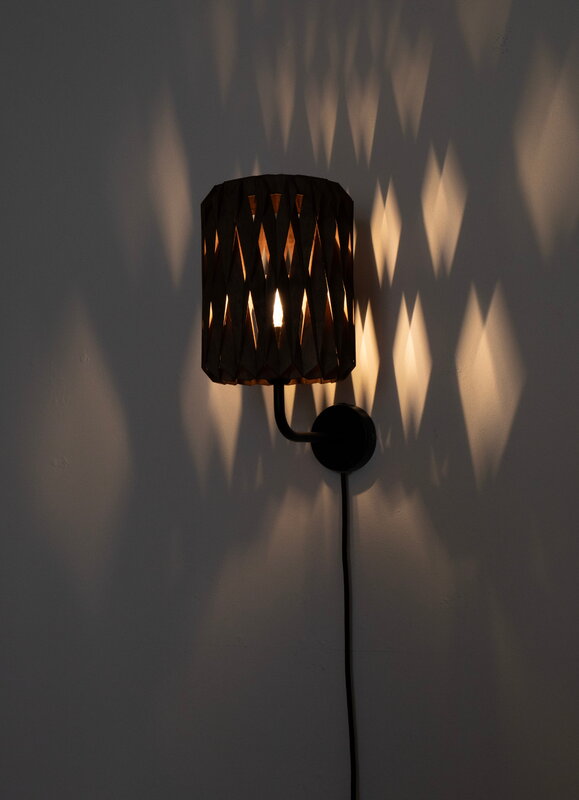 Pilke Lights Pilke Signature 18 varrellinen seinävalaisin, ruskea, sisustuskuva