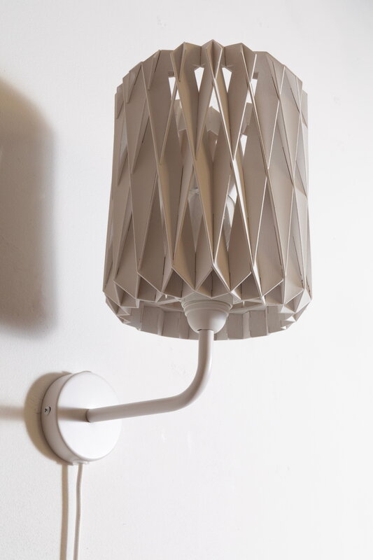 Pilke Lights Pilke Signature 18 varrellinen seinävalaisin, valkoinen, sisustuskuva