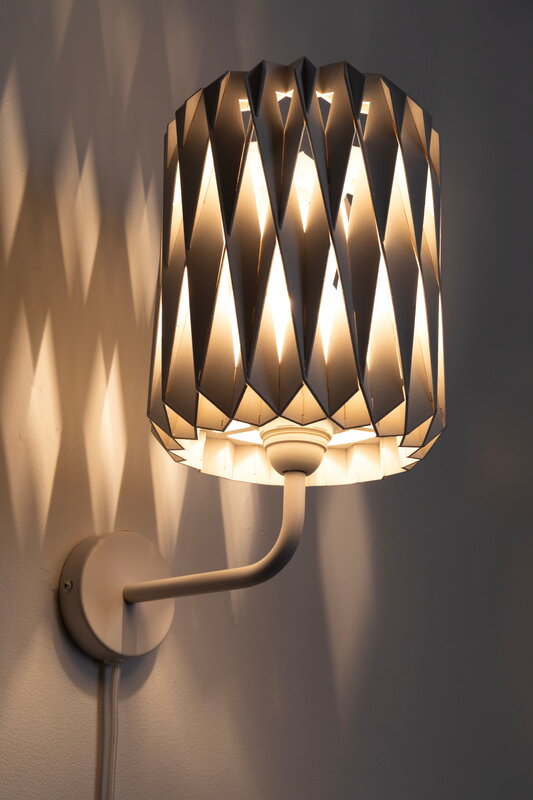 Pilke Lights Pilke Signature 18 varrellinen seinävalaisin, valkoinen, sisustuskuva