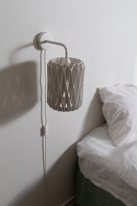 Pilke Lights Pilke Signature 18 varrellinen seinävalaisin, valkoinen, sisustuskuva