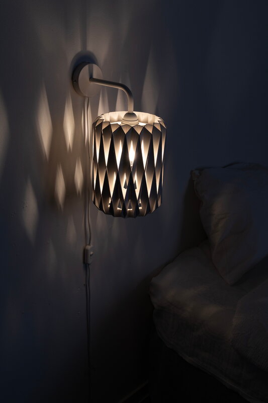 Pilke Lights Pilke Signature 18 varrellinen seinävalaisin, valkoinen, sisustuskuva