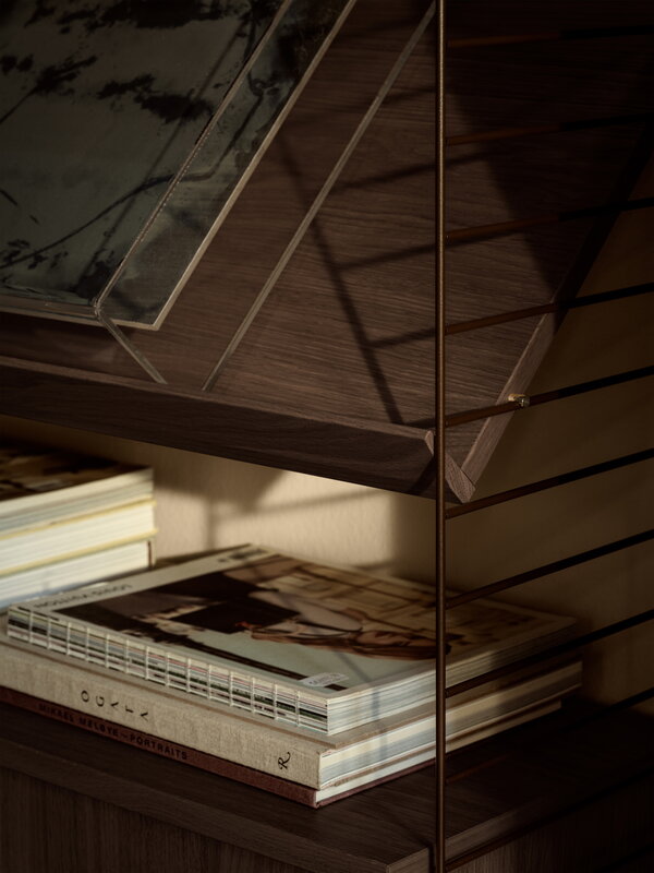 String Furniture String - Mensola per riviste, 58 x 30 cm, rovere scuro, vista 4