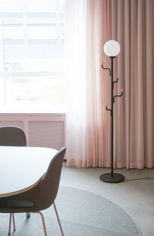 Swedish Ninja Big Darling floor lamp, ninja black, decoration image