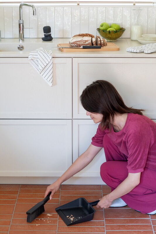 Kit Pelle Et Balayette Brabantia SinkSide Avec Grattoir - Gain De Place, Fabriqué à 82% De Matériaux Recyclés
