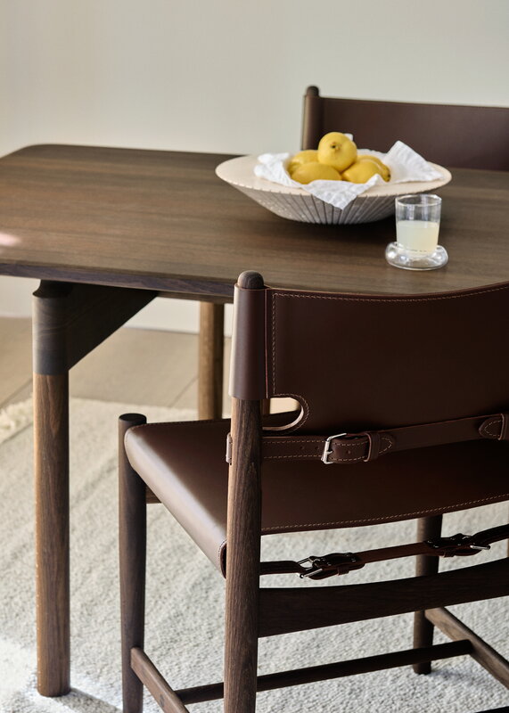 Fredericia The Spanish Dining Chair, dunkles braunes Sattelleder - geräucherte Eiche, dekorationsbild