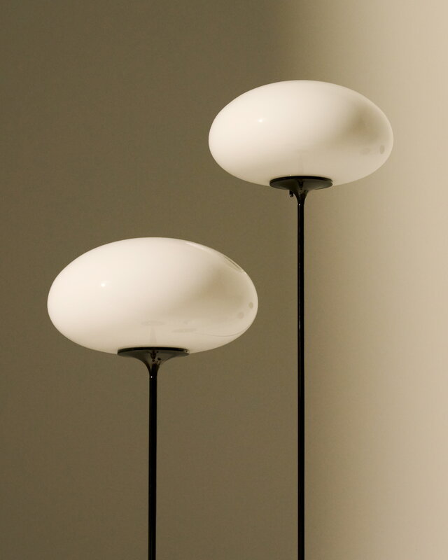 GUBI Stemlite floor lamp, 110 cm, black chrome - opal, decoration image