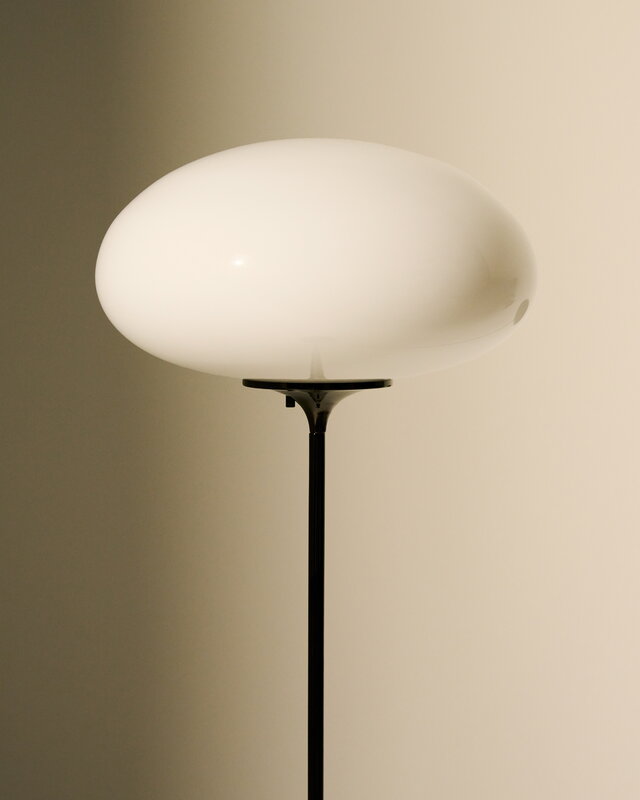 GUBI Stemlite floor lamp, 110 cm, black chrome - opal, decoration image