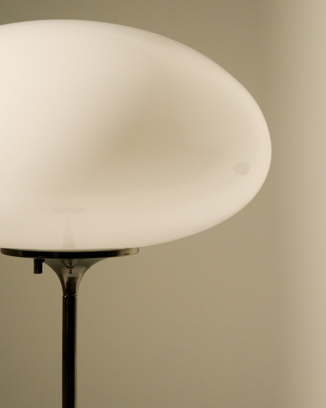 GUBI Stemlite floor lamp, 110 cm, black chrome - opal, decoration image