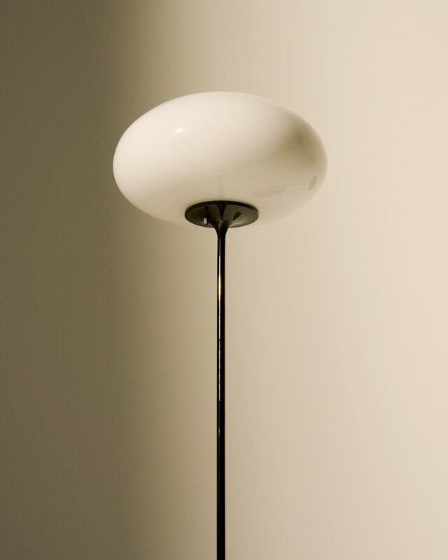 GUBI Stemlite floor lamp, 110 cm, black chrome - opal, decoration image