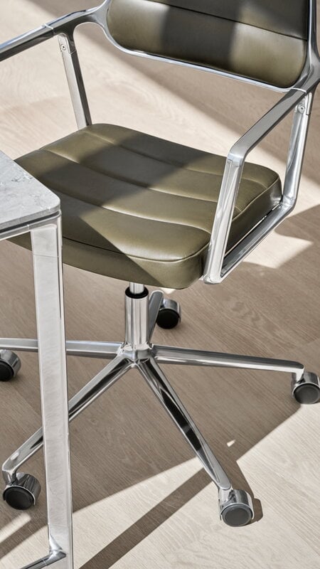 Vipp 453+ Swivel chair, polished frame - bosco green leather, with castors, decoration image