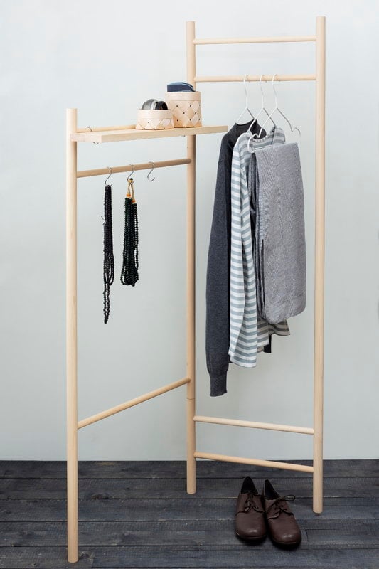 https://media.fds.fi/decor_image/800/TIKAS-Clothes-rack-%2B-grey-clothes.jpg