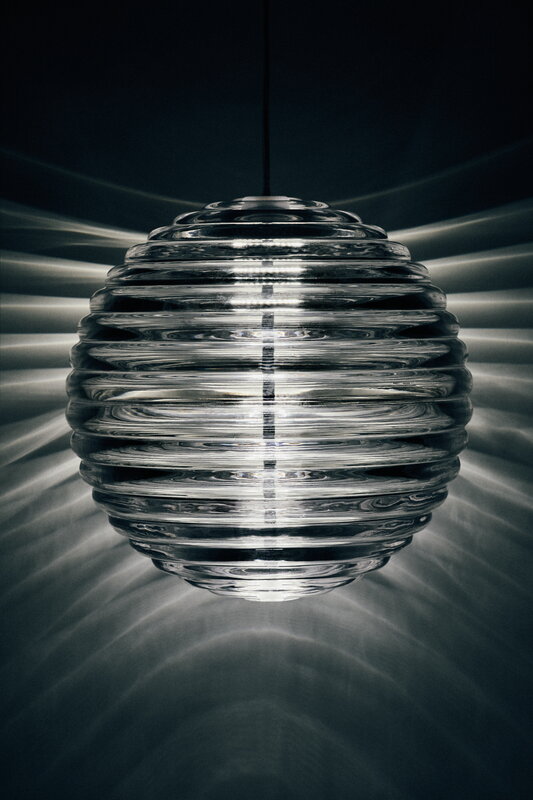 Tom Dixon Press Sphere LED Pendelleuchte, 2700 K, klar, dekorationsbild