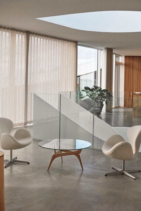 Brdr. Krüger TRIIIO coffee table, 90 cm, oiled oak - clear glass, decoration image