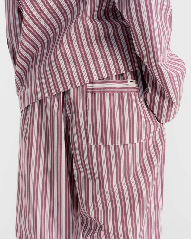 Tekla Poplin pyjamasbyxor, rabarber ränder, dekorationsbild