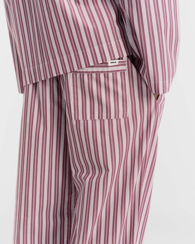 Tekla Poplin pyjamasbyxor, rabarber ränder, dekorationsbild