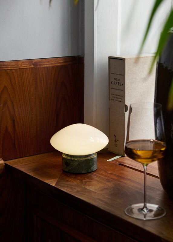 &Tradition Mist ladattava valaisin AP21, Verde Guatemala marmori - opaalilasi, sisustuskuva