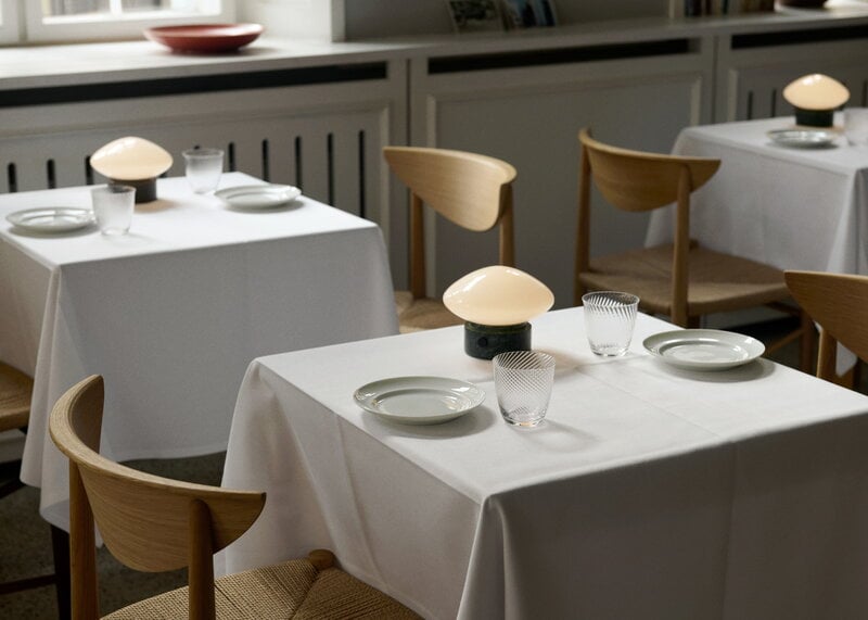 &Tradition Mist ladattava valaisin AP21, Verde Guatemala marmori - opaalilasi, sisustuskuva