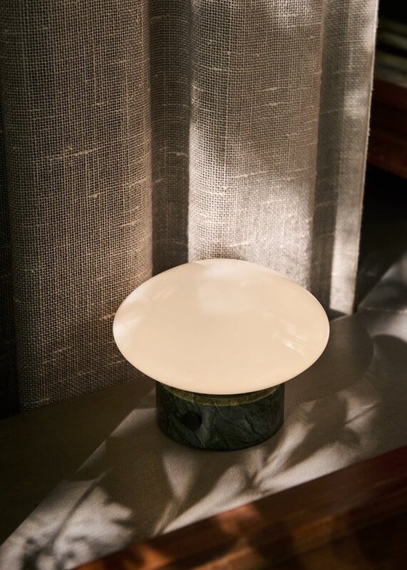 &Tradition Mist ladattava valaisin AP21, Verde Guatemala marmori - opaalilasi, sisustuskuva