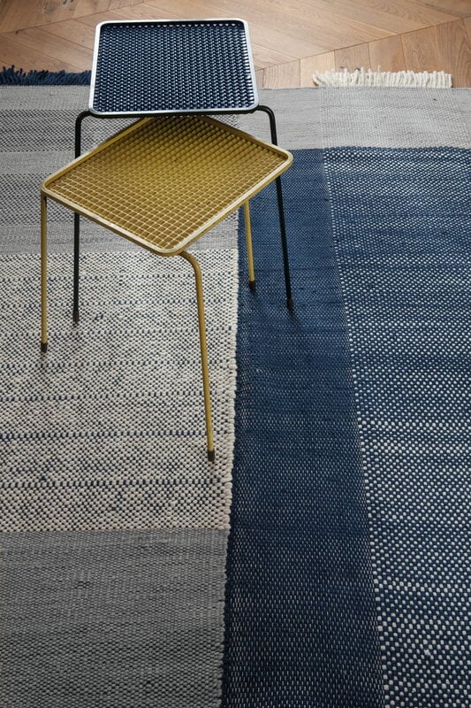 Nanimarquina Tres Teppich, blau, dekorationsbild